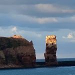 Helgoland-ein-bisschen-Sonne-erhellt-die-Lange-Anna-225x300-2.jpg